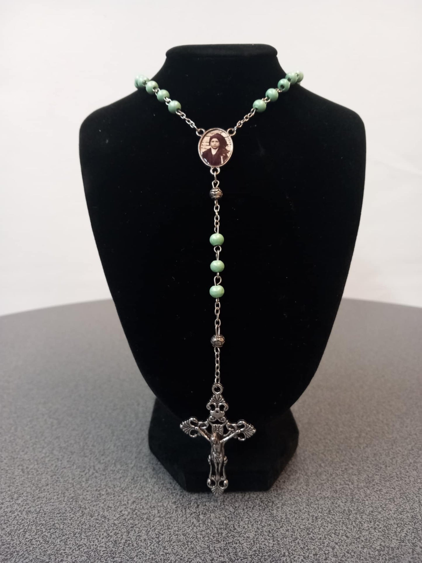 Rosary of Saints Francisco and Jacinta, 6 mm green wood beads.